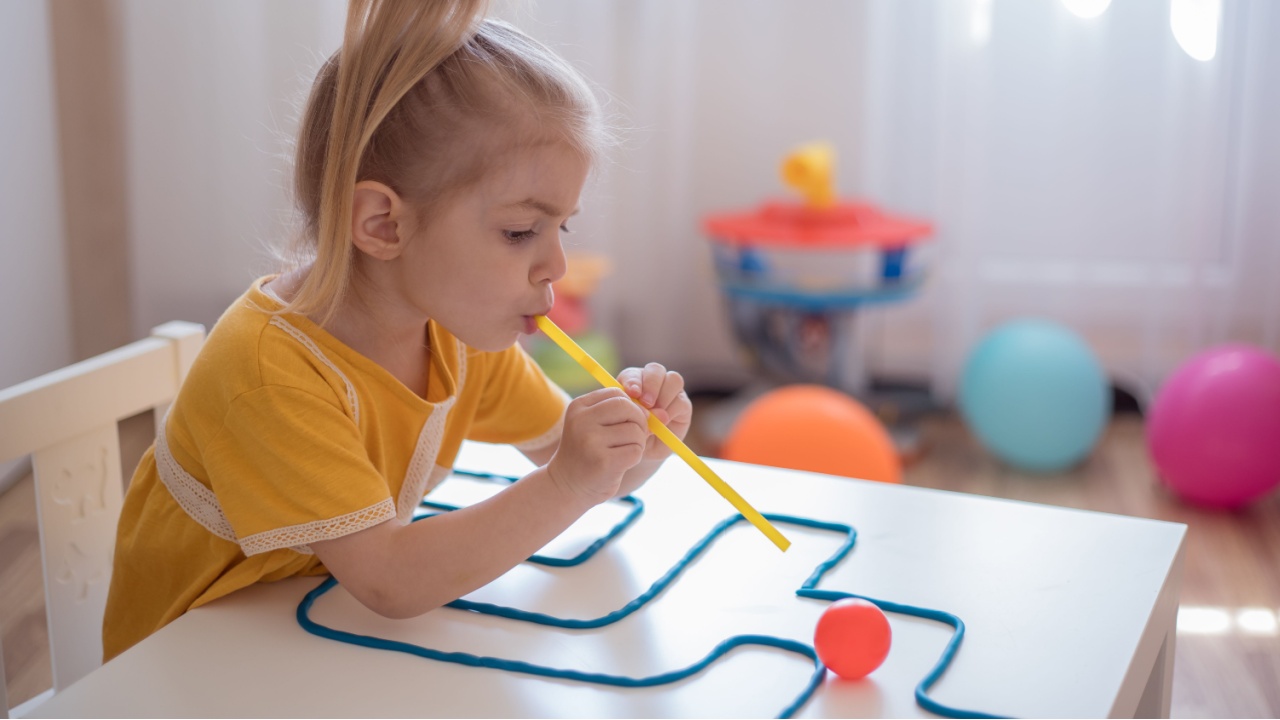 Kamuoliukas pučiamas per labirintą